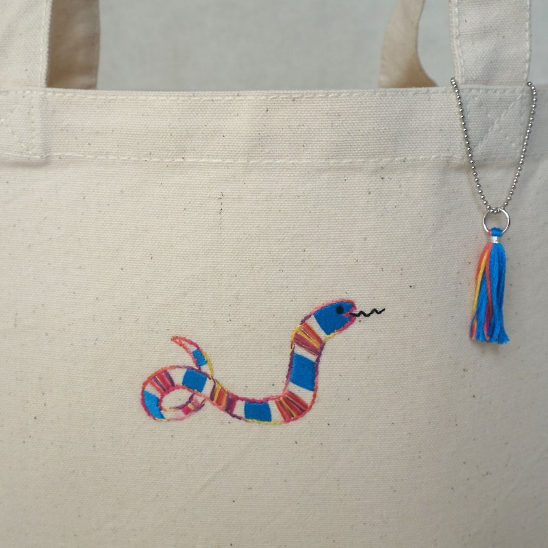 the oriental zodiac Tote bag with hand embroidery "snake" [order-receiving production] - กระเป๋าถือ - งานปัก ขาว