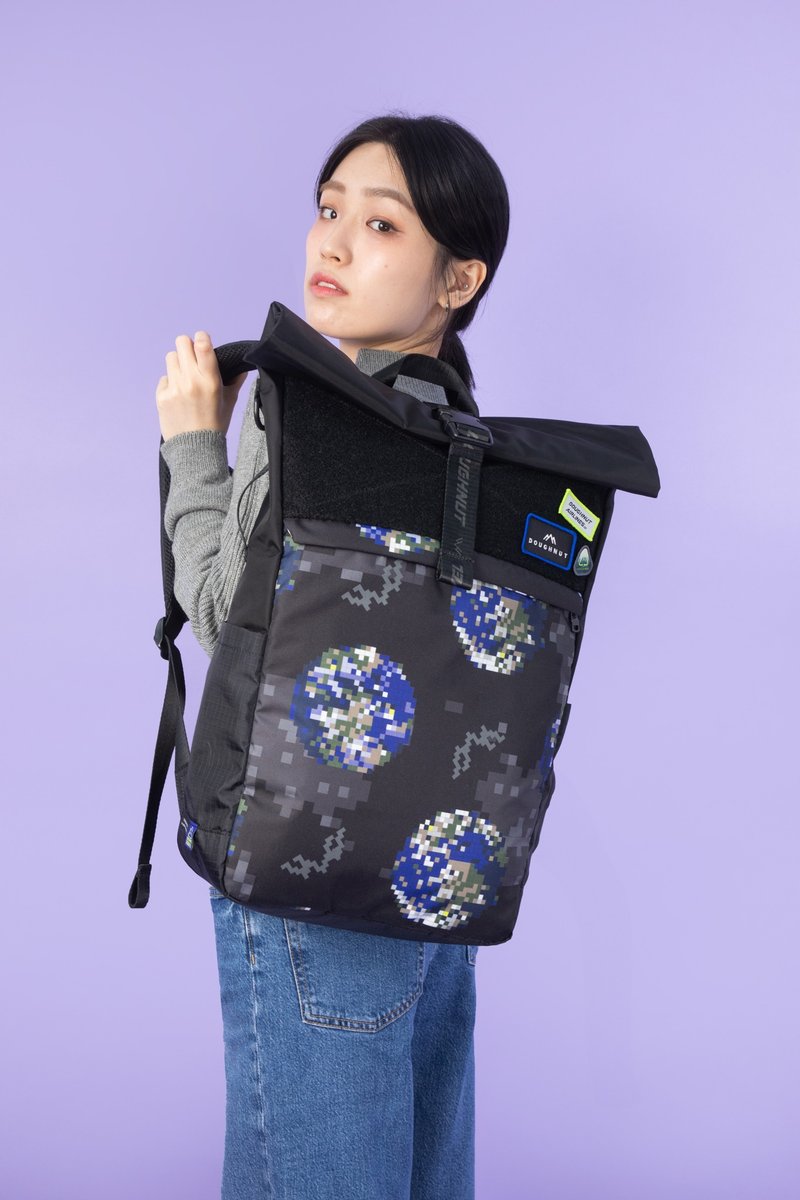 【DOUGHNUT】15-inch water-repellent large backpack JETPACK can be attached to a luggage pole - Printed DNA - กระเป๋าเป้สะพายหลัง - ไนลอน สีดำ