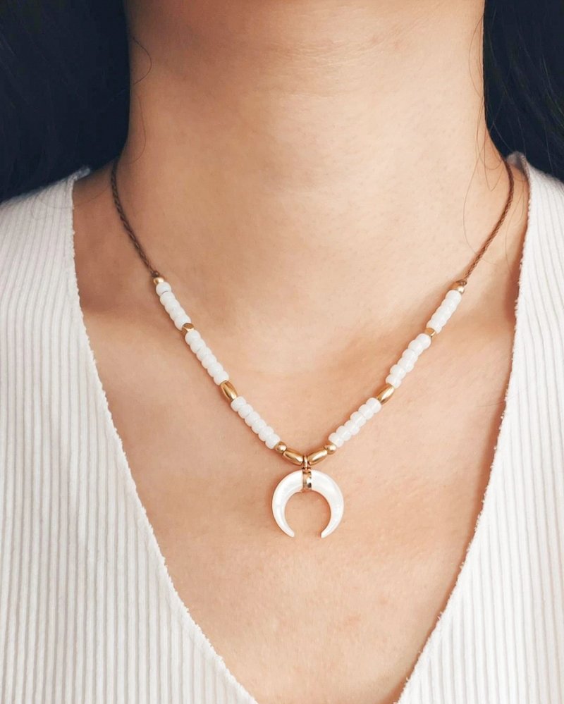 [Can be customized] Moon pure white necklace shell Bronze long chain short chain Wax wire - สร้อยคอ - เปลือกหอย ขาว