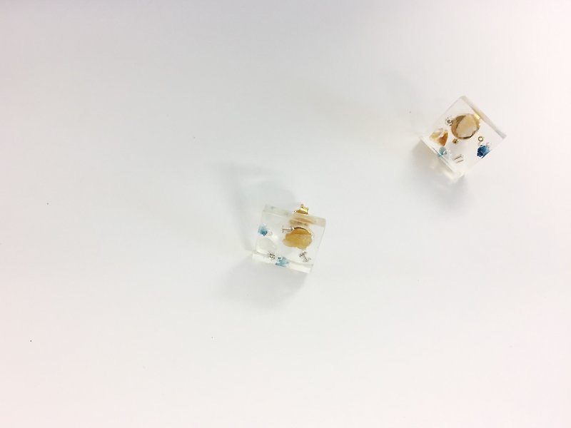 When I dive into the water, blue dried flower oxygen ear acupuncture (gold) - Earrings & Clip-ons - Resin Transparent