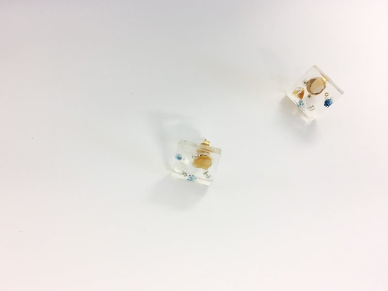 When I dive into the water, blue dried flower oxygen ear acupuncture (gold) - Earrings & Clip-ons - Resin Transparent