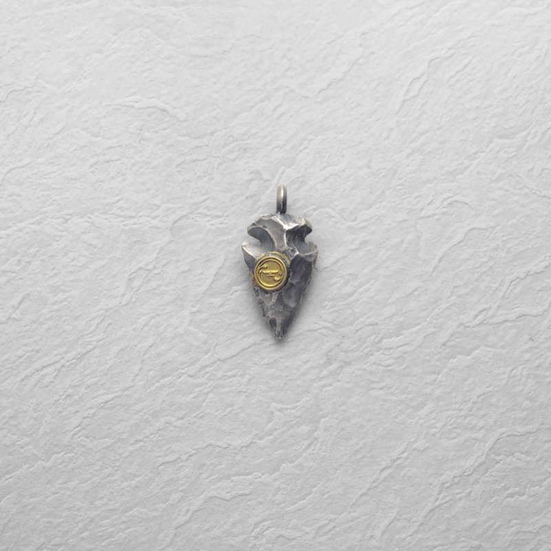 18K seal arrowhead pendant (S) - สร้อยคอ - เงินแท้ สีเงิน