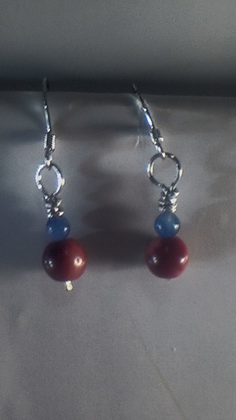 Red coral and blue crystal earrings - สร้อยข้อมือ - เครื่องเพชรพลอย 
