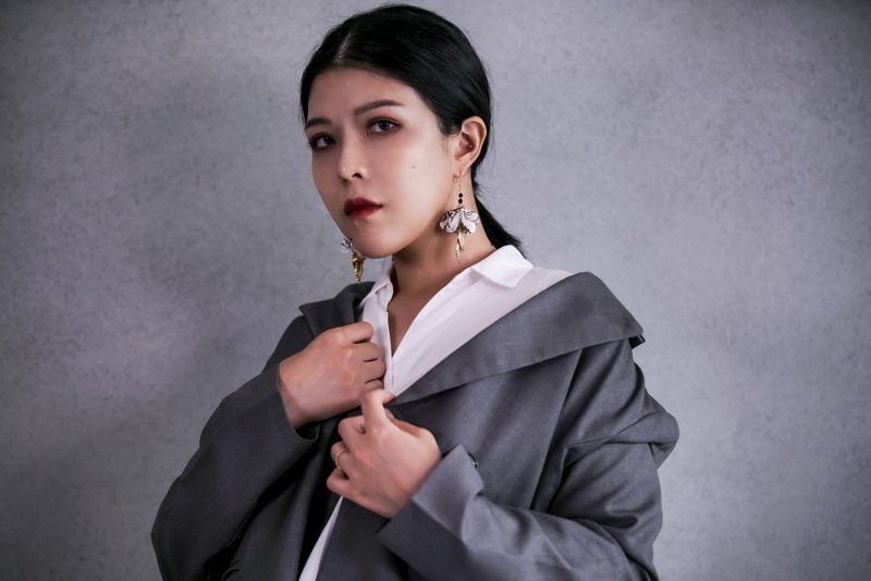 Context | 女の子らしい、ドレスコーデ、白地、黒いレース、金色の葉、オリジナル手作り布花フックピアス - ピアス・イヤリング - その他の素材 ホワイト