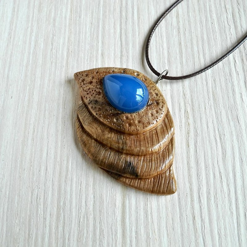 Wood hand carved necklace with blue chalcedony - 項鍊 - 木頭 多色