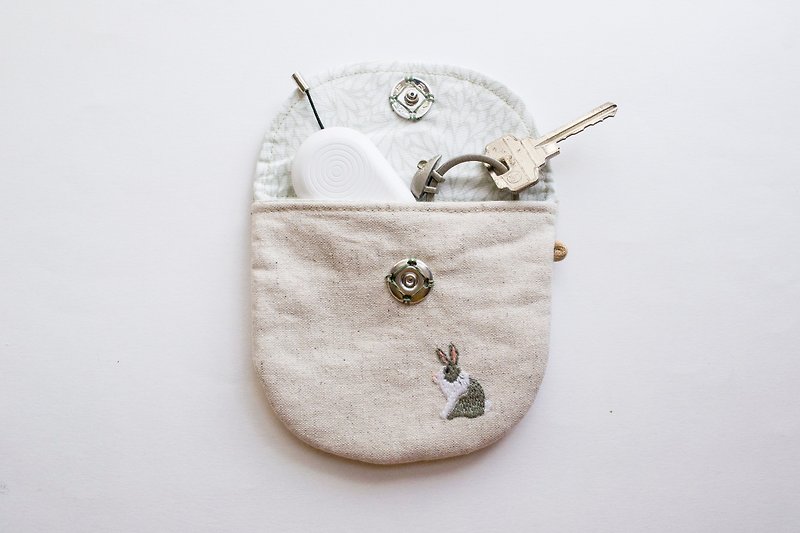 兔 Rabbit Embroidered Linen Wee Pouch - กระเป๋าใส่เหรียญ - วัสดุอื่นๆ สีเทา