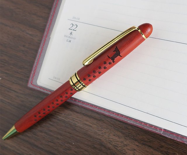 犬種選べる 名入れもできる 肉球あしあとボールペン ローズウッド Gift Wrapping Christmas Gift ショップ Moon その他のペン Pinkoi