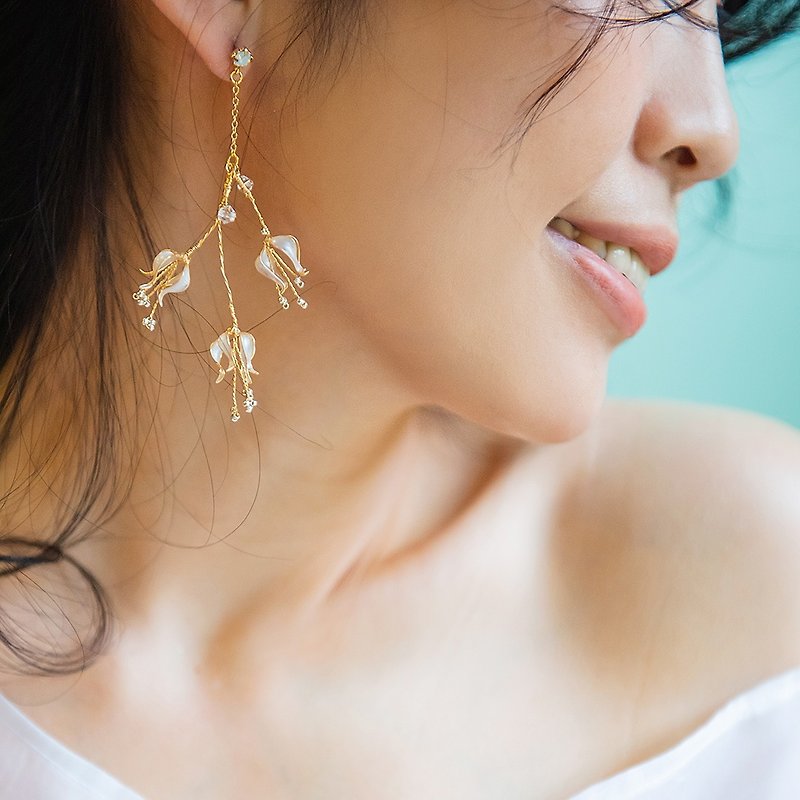 水晶鈴蘭耳環 - 耳環/耳夾 - 樹脂 金色