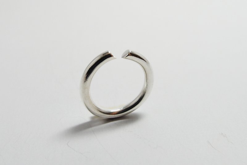 Customized round beveled face bold ring/925 sterling silver - แหวนทั่วไป - โลหะ สีเงิน