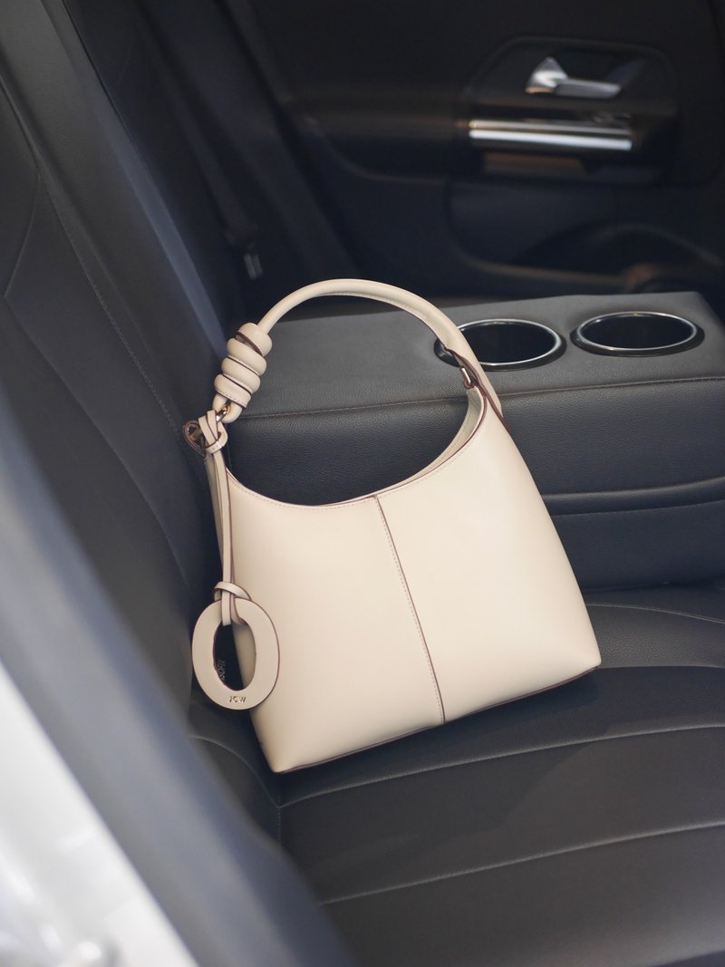 Onyx Shoulder Bag กระเป๋าสะพายหนังวัว Nappa - Cream - กระเป๋าถือ - หนังแท้ สีกากี