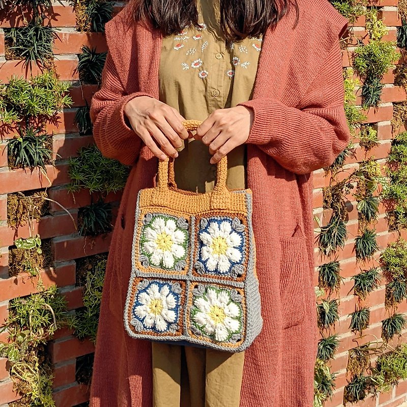 Winter Crochet Flower Tote Bag - กระเป๋าถือ - ผ้าฝ้าย/ผ้าลินิน สีนำ้ตาล