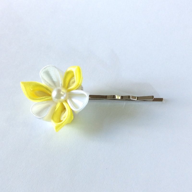 Kanzashi yellow white ribbon flower hair pin (つまみ細工） - Hair Accessories - Silk Yellow