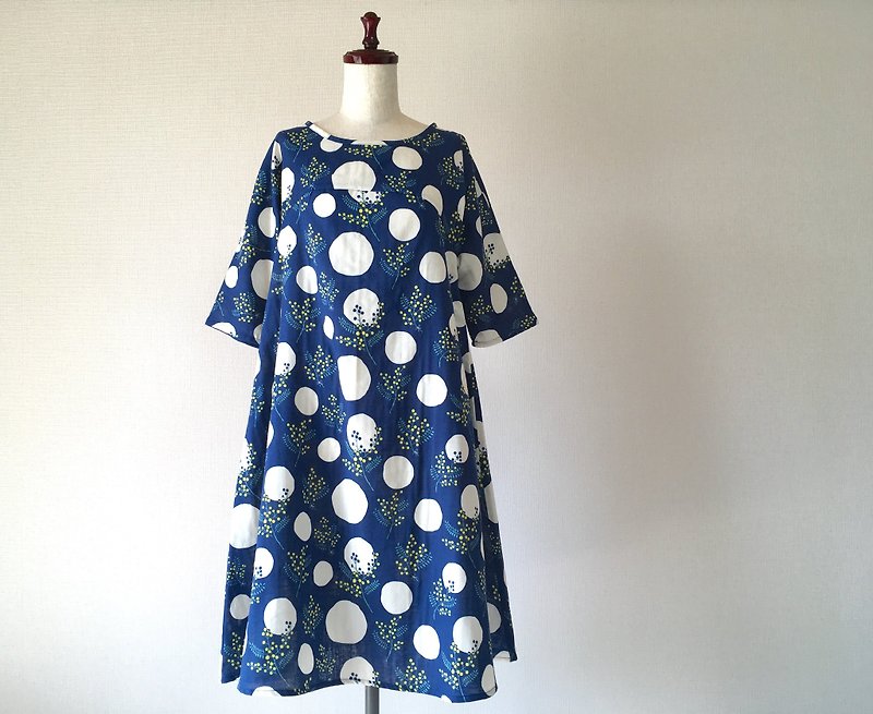 Mimosa pattern flare dress dress flower navy - ชุดเดรส - ผ้าฝ้าย/ผ้าลินิน สีน้ำเงิน