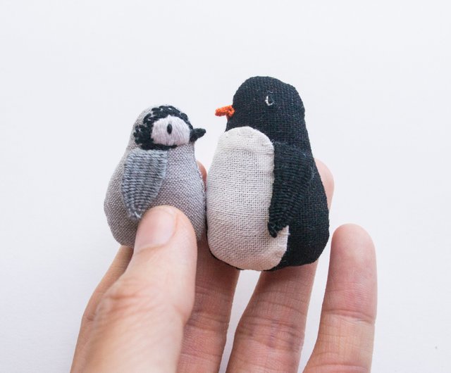 企鵝胸針 ペンギン親子のミニ手刺繍ブローチピン - ショップ Momshoo