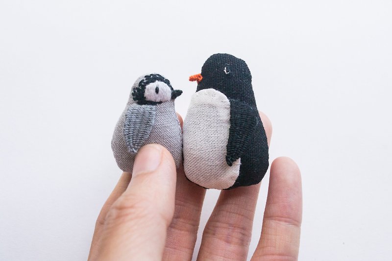 企鵝胸針 Penguin parent and child mini hand-embroidered brooch pins - 胸針/心口針 - 棉．麻 灰色
