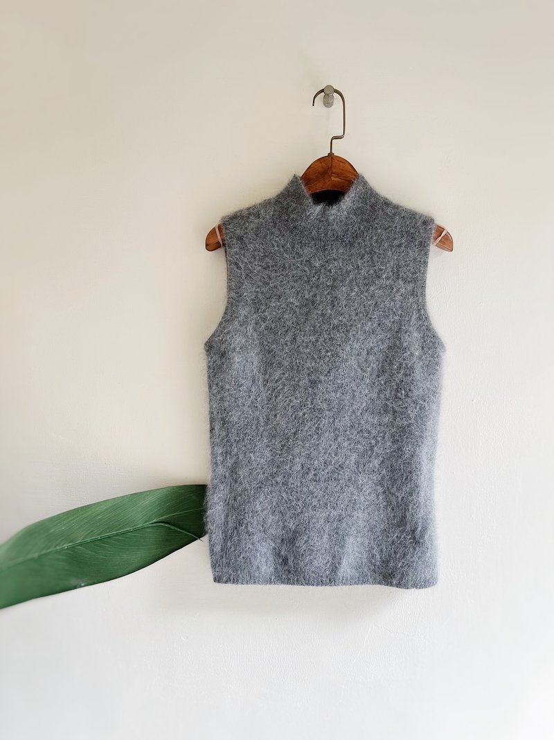 Light gray elegant plain plush half stand collar sleeveless angra rabbit sweater angora sweater - สเวตเตอร์ผู้หญิง - วัสดุอื่นๆ สีเทา