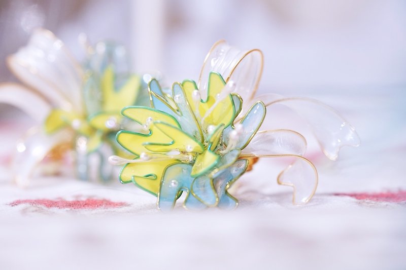 A pair of Hanakin flower gold flower gift yellow hand-made jewelry earrings - Earrings & Clip-ons - Resin Multicolor