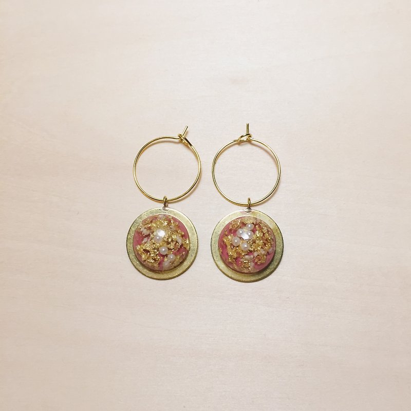 復古黃銅底深粉紅丸子耳圈 - 耳環/耳夾 - 樹脂 粉紅色