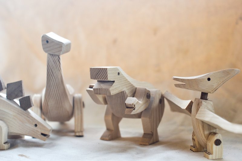 Dinosaur Friends full range - a group of four handmade alder wood products can be replaced with a complimentary storage bags freehand lettering - ตุ๊กตา - ไม้ สีกากี