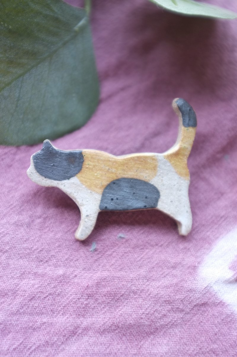 lucky cat  Three color  / ceramic brooch / handmade - 胸針 - 陶 咖啡色