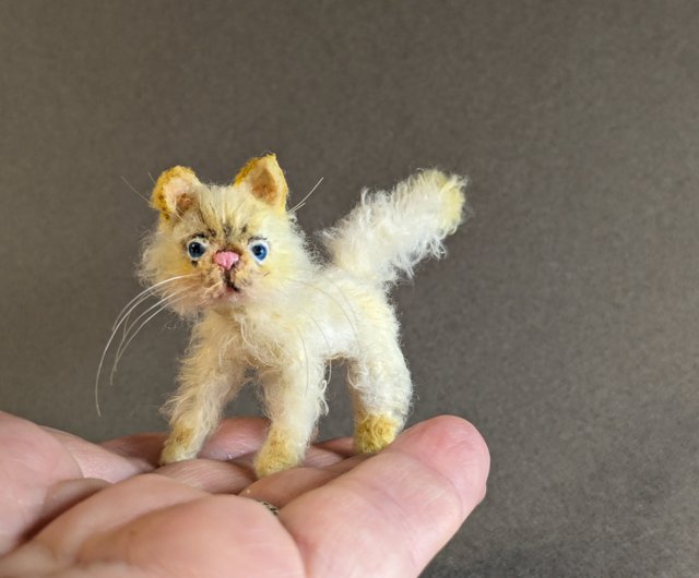 小さな白い子猫。かぎ針編みのミニチュア。 4cm。かわいいねこ 