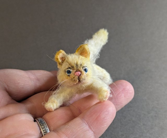 小さな白い子猫。かぎ針編みのミニチュア。 4cm。かわいいねこ 