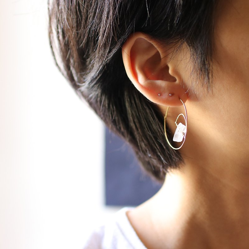 MU stone crystal earrings - ต่างหู - โลหะ สีทอง