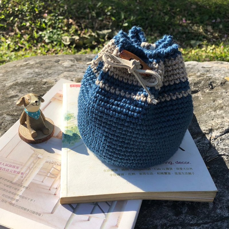 Crochet craft. Two-color ramie cosmetic bag (wenqinglan) - Toiletry Bags & Pouches - Cotton & Hemp Blue