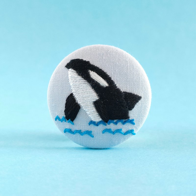 Killer whale embroidered brooch - เข็มกลัด - ผ้าฝ้าย/ผ้าลินิน สีดำ