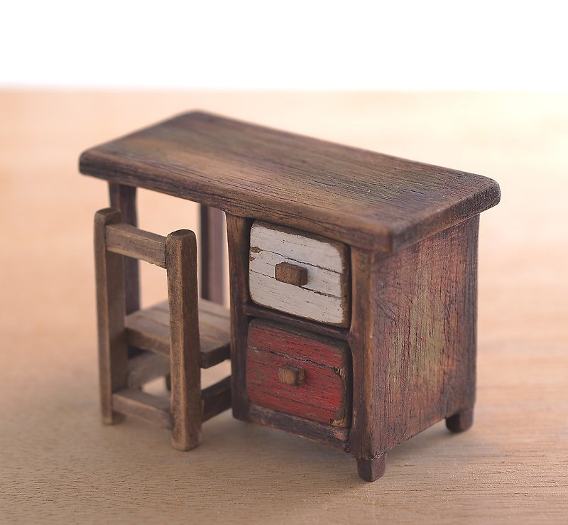 刻まれた小さな机1 - 置物 - 木製 ブラウン