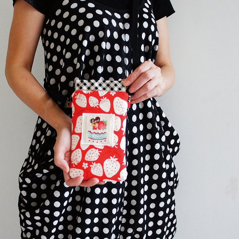 Lovely(日本布)紅草莓果醬斜背手機袋、筆袋、眼鏡袋、5.5吋可用 - 手機殼/手機套 - 棉．麻 紅色
