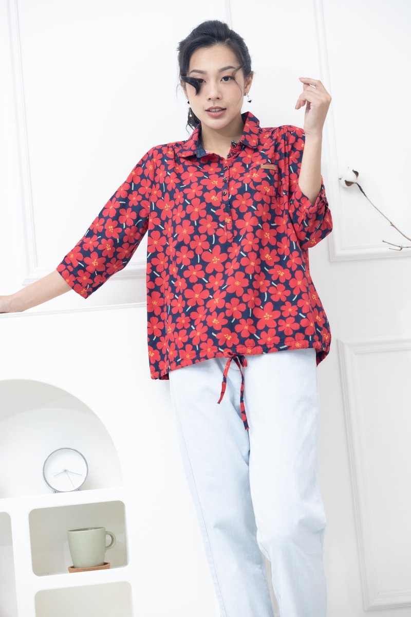 Red flower and yellow stamen denim neckline chest pocket short top dark blue - เสื้อผู้หญิง - วัสดุอื่นๆ สีแดง