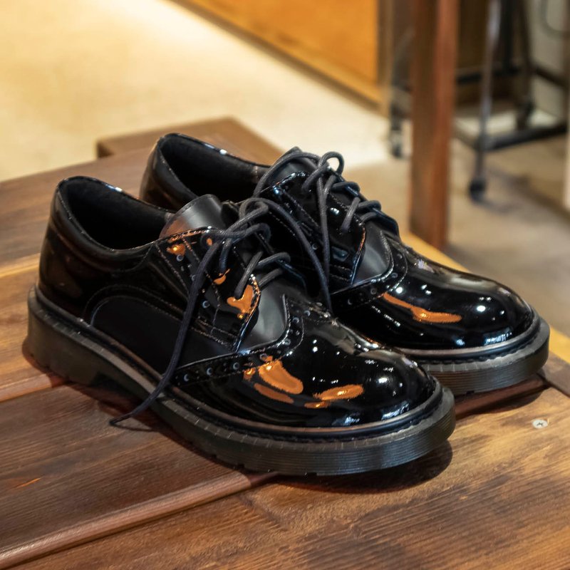 Martin wing pattern derby shoes_flat with lacquer bright black 35~45 large size - รองเท้าหนังผู้หญิง - หนังแท้ สีดำ