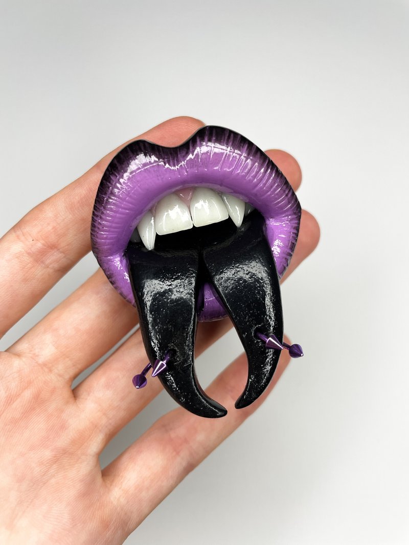 Brooch. Purple lips with black tongue. - 胸針 - 黏土 