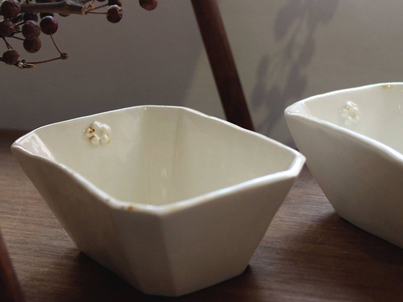 - 花八角形の皿 -  | Tiehuaウィンドウ|マニュアル|豆皿|コンテナ|テーブルの風景 - 小皿 - 磁器 ホワイト
