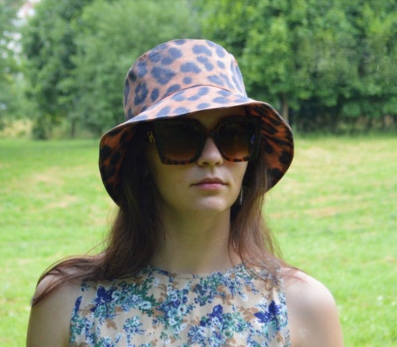 Summer cotton bucket hat with leopard cheetah print. Hat with an animal print. - หมวก - ผ้าฝ้าย/ผ้าลินิน สีนำ้ตาล