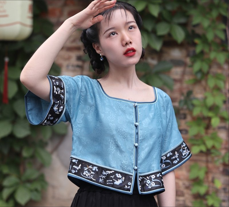 [Lan You Ultramarine] Retro style of the Republic of China, three blue embroidered edging, square collar, new Chinese style top - Women's Tops - Other Materials Blue