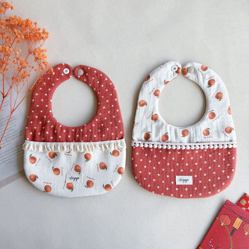 Tanpopo handmade baby items│ Warm orange Chinese New Year red envelope pocket bib - ผ้ากันเปื้อน - ผ้าฝ้าย/ผ้าลินิน สีแดง