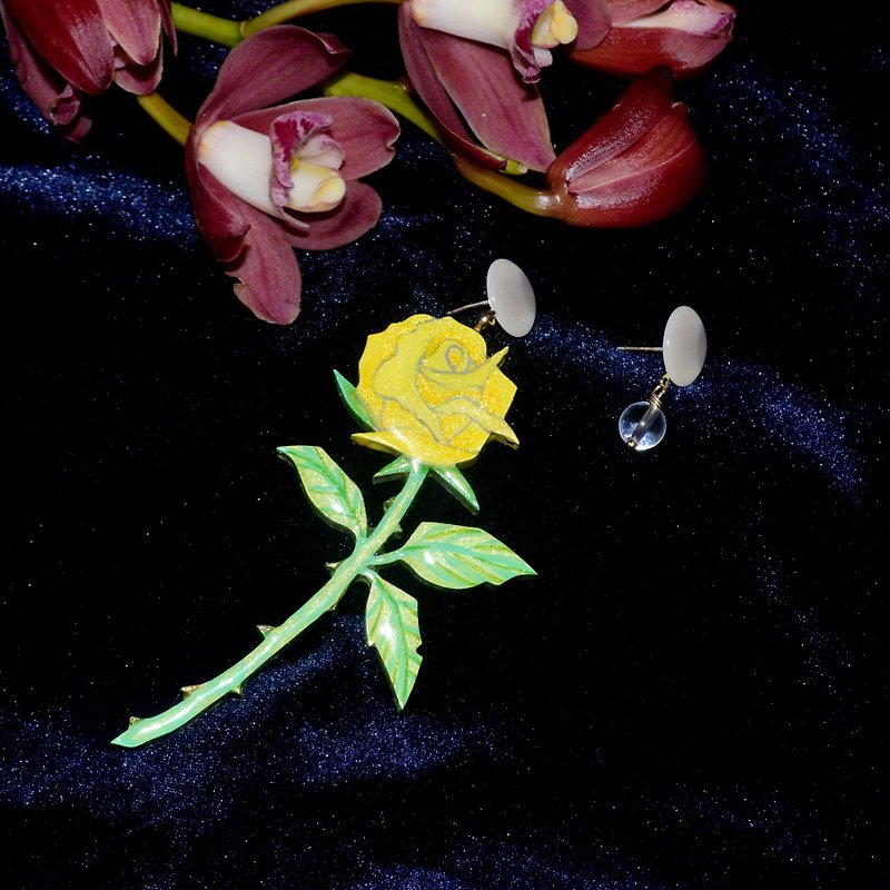 花的姿態 黃玫瑰不對稱設計花朵耳飾耳環耳夾 手繪木製 獨立設計 - 耳環/耳夾 - 木頭 黃色