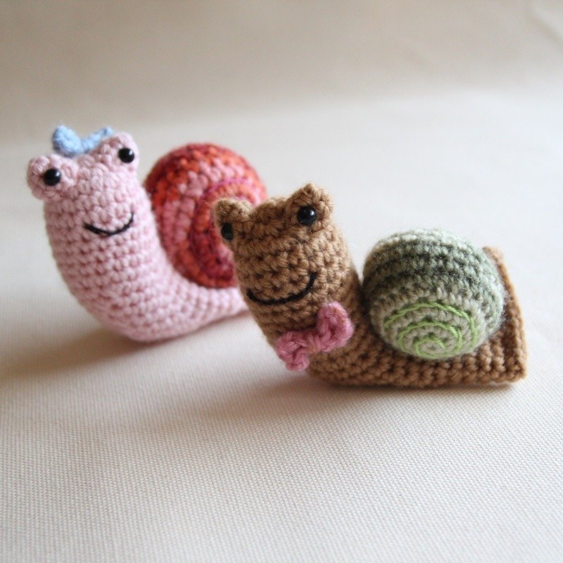 Amigurumi crochet doll: Knitting Pattern Deal, snails - ของวางตกแต่ง - กระดาษ หลากหลายสี