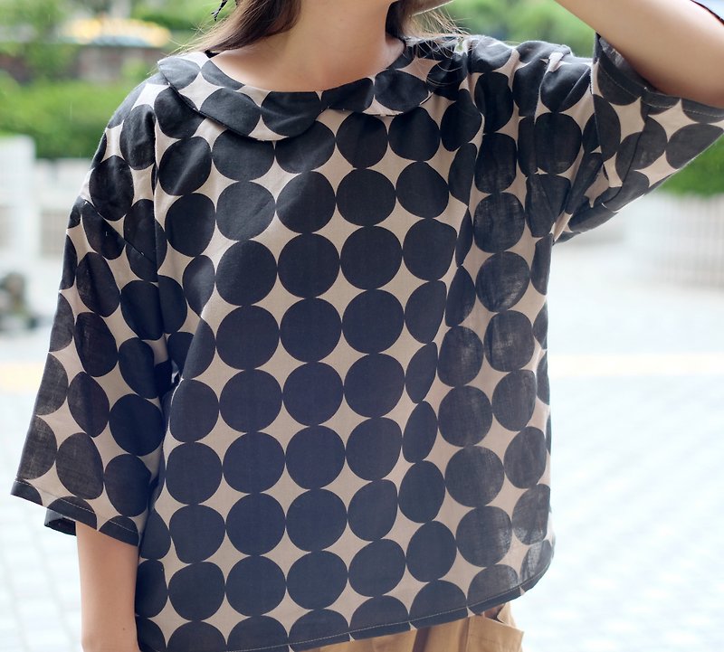 Connected black circle decorative collar short top - เสื้อผู้หญิง - ผ้าฝ้าย/ผ้าลินิน สีดำ
