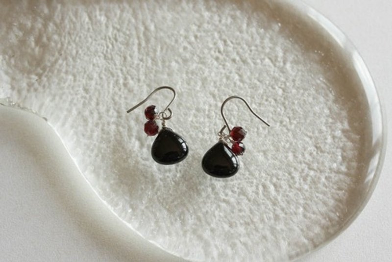 Pinkoi Proxy Purchase - No. 778 Onyx and Garnet Earrings - Earrings & Clip-ons - Gemstone 