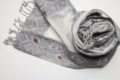 M31仙女星工作室 【畢業禮物】喀什米爾水煮羊毛手工刺繡圍巾披肩淺灰拼紗快速出