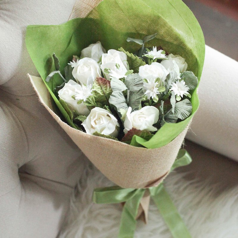 Rose Bud Classic White Valentine Bouquet - 木工/竹藝/紙雕 - 紙 白色