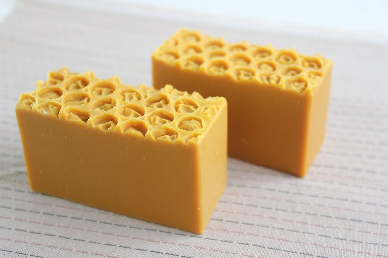 Honeycomb Hand-made Soap - สบู่ - พืช/ดอกไม้ สีส้ม