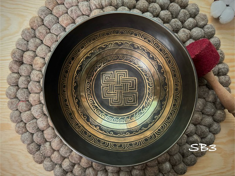 Himalayas. The ultimate healing singing bowl. The whole hand is made of black metal and has eight auspicious signs. flower of life - ของวางตกแต่ง - โลหะ 