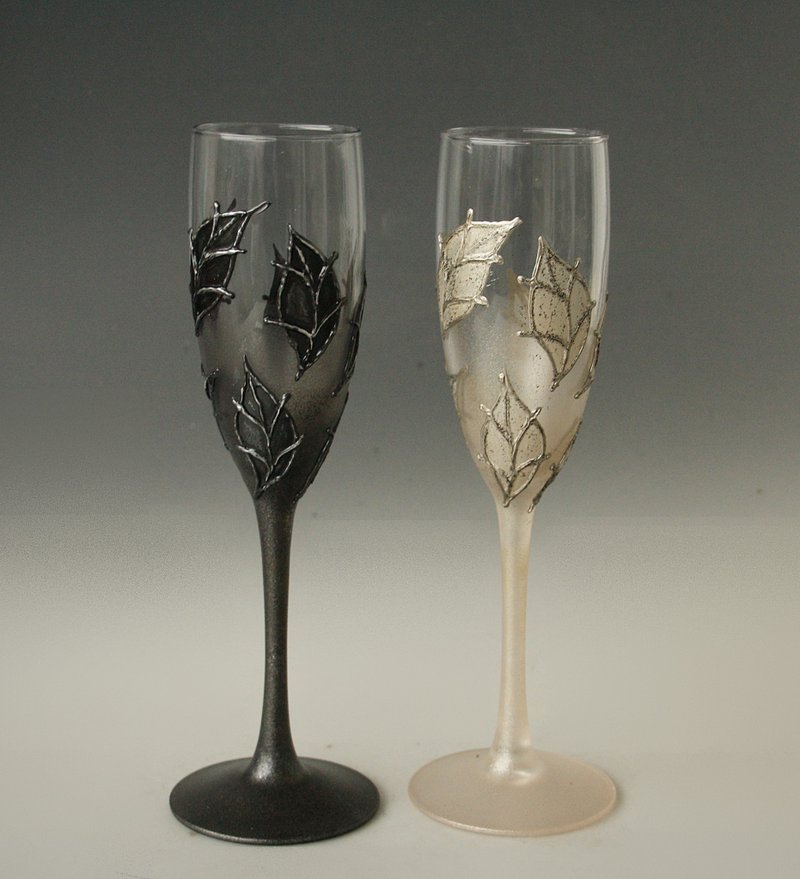 Mr and Mrs Wedding Champagne Glasses Leaves Hand Painted, Set of 2 - แก้วไวน์ - แก้ว สีดำ