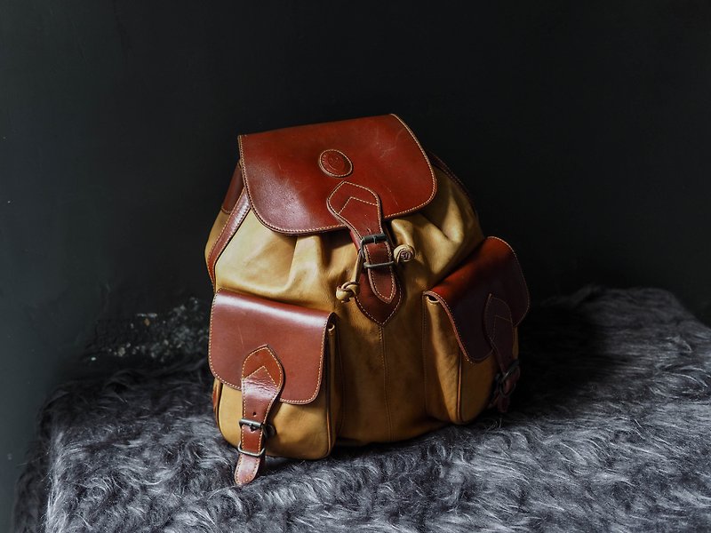baccio design Caramel Tea Brown Big Pocket Antique Thick Pound Leather Backpack Vintage Bag - กระเป๋าหูรูด - หนังแท้ สีนำ้ตาล