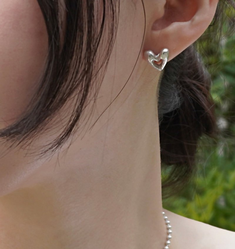 (925 Sterling Silver) Mini Heart Hands Earrings - ต่างหู - เงินแท้ สีเงิน