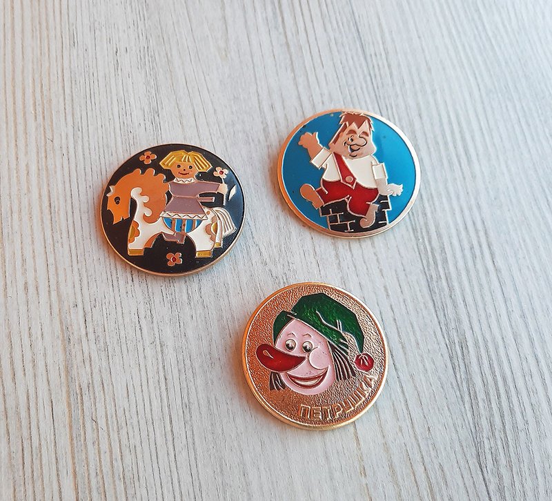 Vintage Russian kids badges - Soviet cartoon heroes pins USSR - 徽章/別針 - 鋁合金 多色